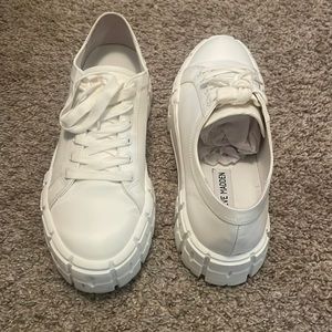 Steve Madden white chunky trendy sneakers